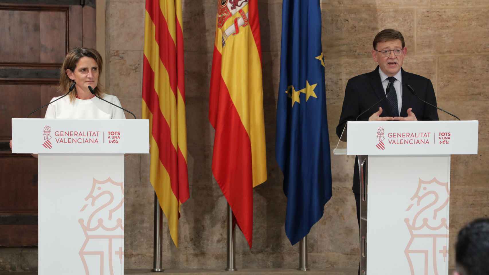 Teresa Ribera, junto a Ximo Puig en una visita al Palau de la Generalitat Valenciana. EE