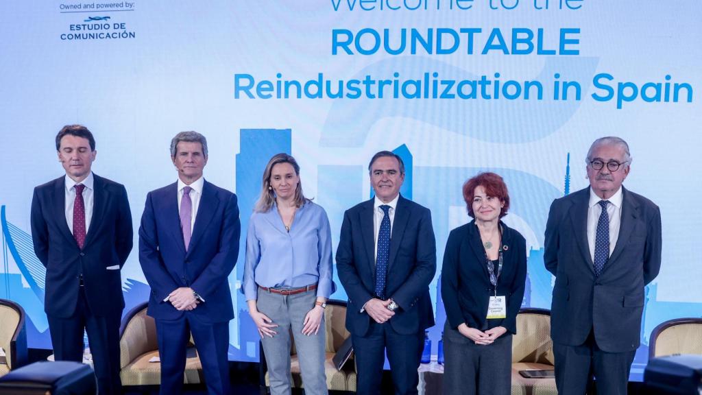 (I-D) El Presidente de ROVI, Juan López-Belmonte; el Presidente de GESTAMP, Francisco Riberas; la Directora de Cinco Días y el País Negocio, Amanda Mars; el CEO de Indra, Ignacio Mataix; la Presidenta de ICEX, María Peña; y el CEO de Endesa, José D. Bogas, durante la mesa redonda sobre la reindustrialización en España en la XIII Edición del Foro Spain Investors Day en el Hotel Mandarín Oriental Ritz, a 11 de enero de 2023, en Madrid (España).