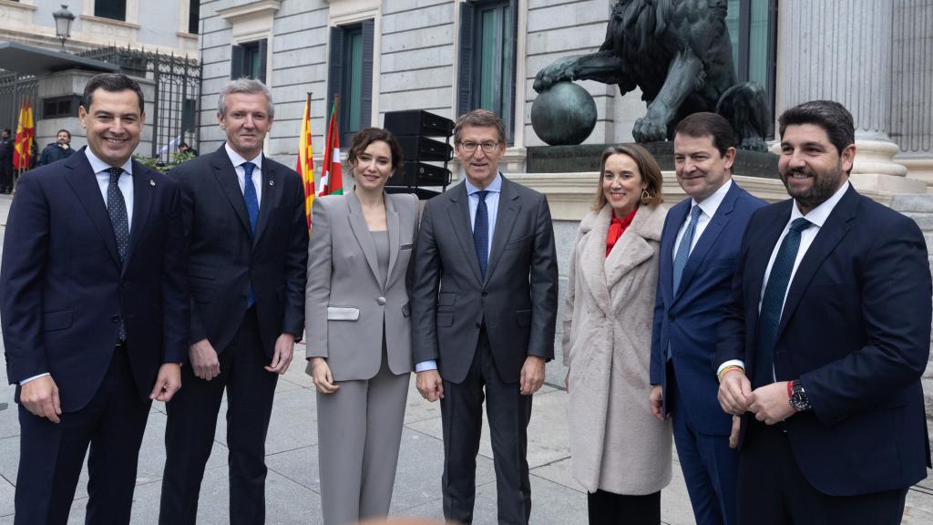 Presidentes autonómicos del PP, entre ellos Díaz Ayuso, Juanma Moreno y López Miras, junto a Alberto Núñez Feijóo.