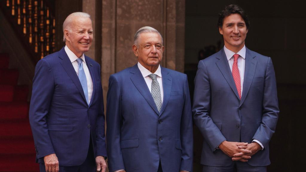 El presidente mexicano Andres Manuel Lopez Obrador (C) recibe al presidente estadounidense Joe Biden (L) y al canadiense Justin Trudeau en la X Cumbre de los Tres Amigos.