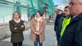 Martina Aneiros, en la izquierda, durante su visita al centro esta mañana