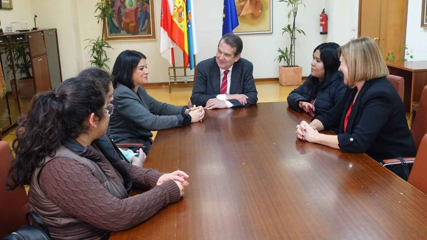 Abel Caballero reunido con los familiares de las víctimas del Pitanxo.