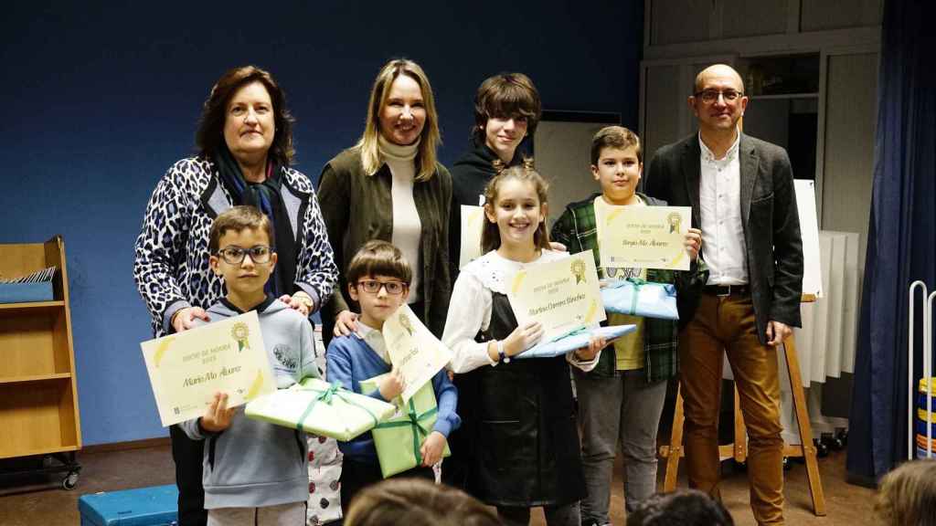 La delegada territorial de la Xunta en Vigo, Marta Fernández-Tapias, y el director general de Cultura, Anxo M. Lorenzo junto a los Socios de Honor de la biblioteca Juan Compañel.