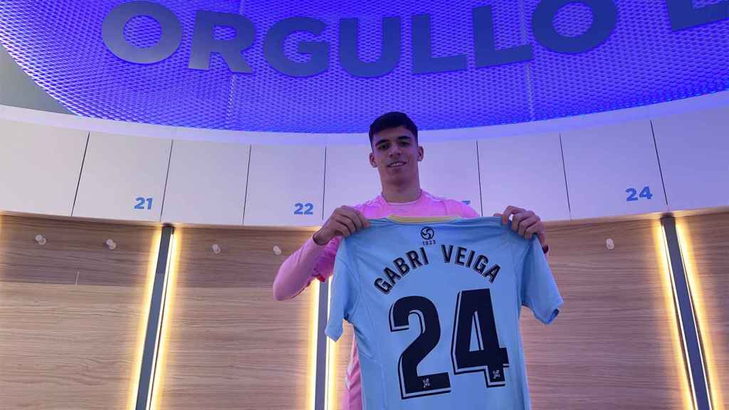Gabri Veiga posa con la camiseta del Celta con su nuevo dorsal.