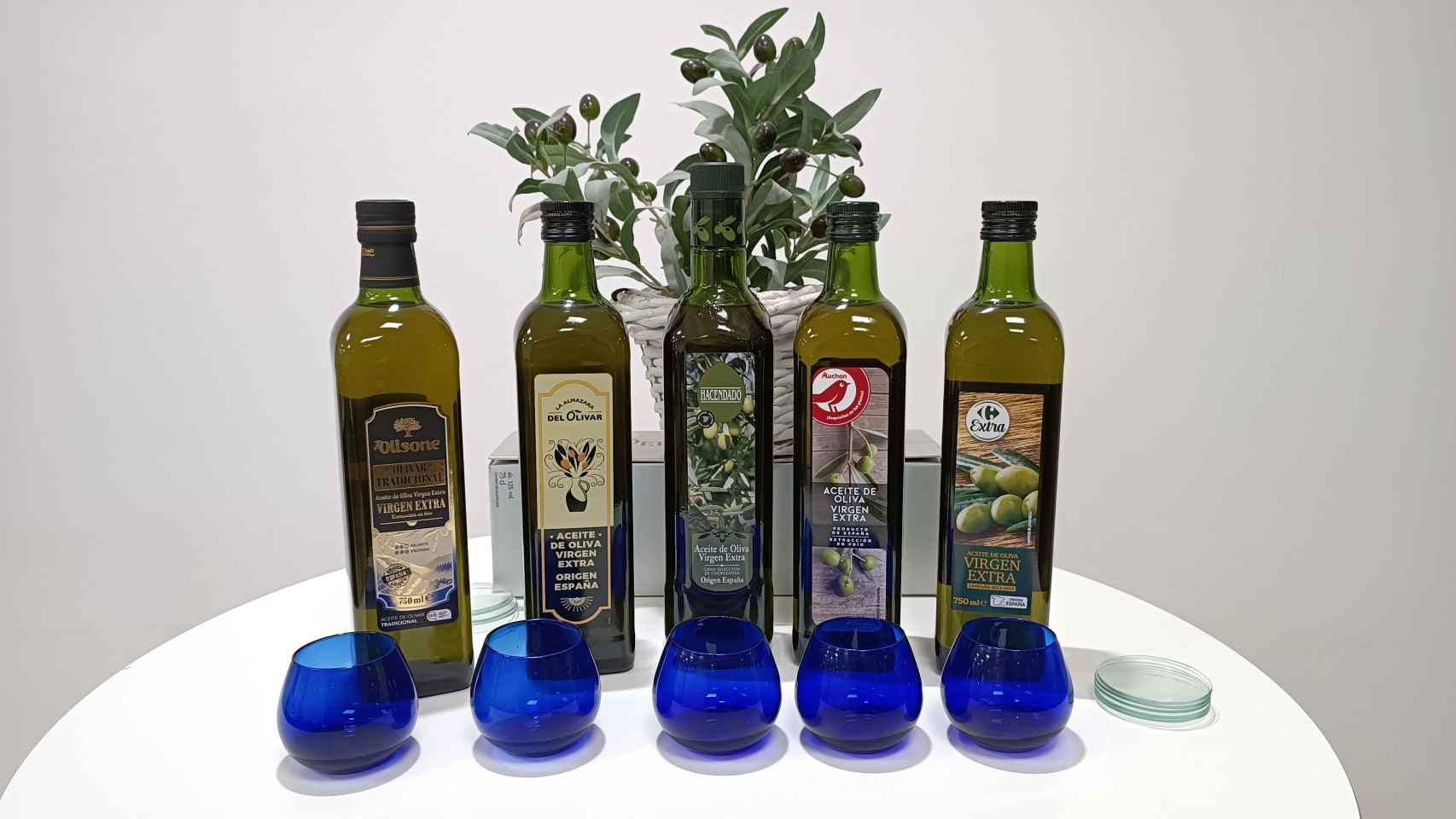 Los cinco aceites de oliva virgen extra de los supermercados probados en la cata.