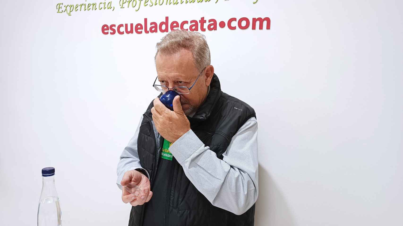 El analista sensorial Carlos Gómez, oliendo uno de los aceites durante la prueba.