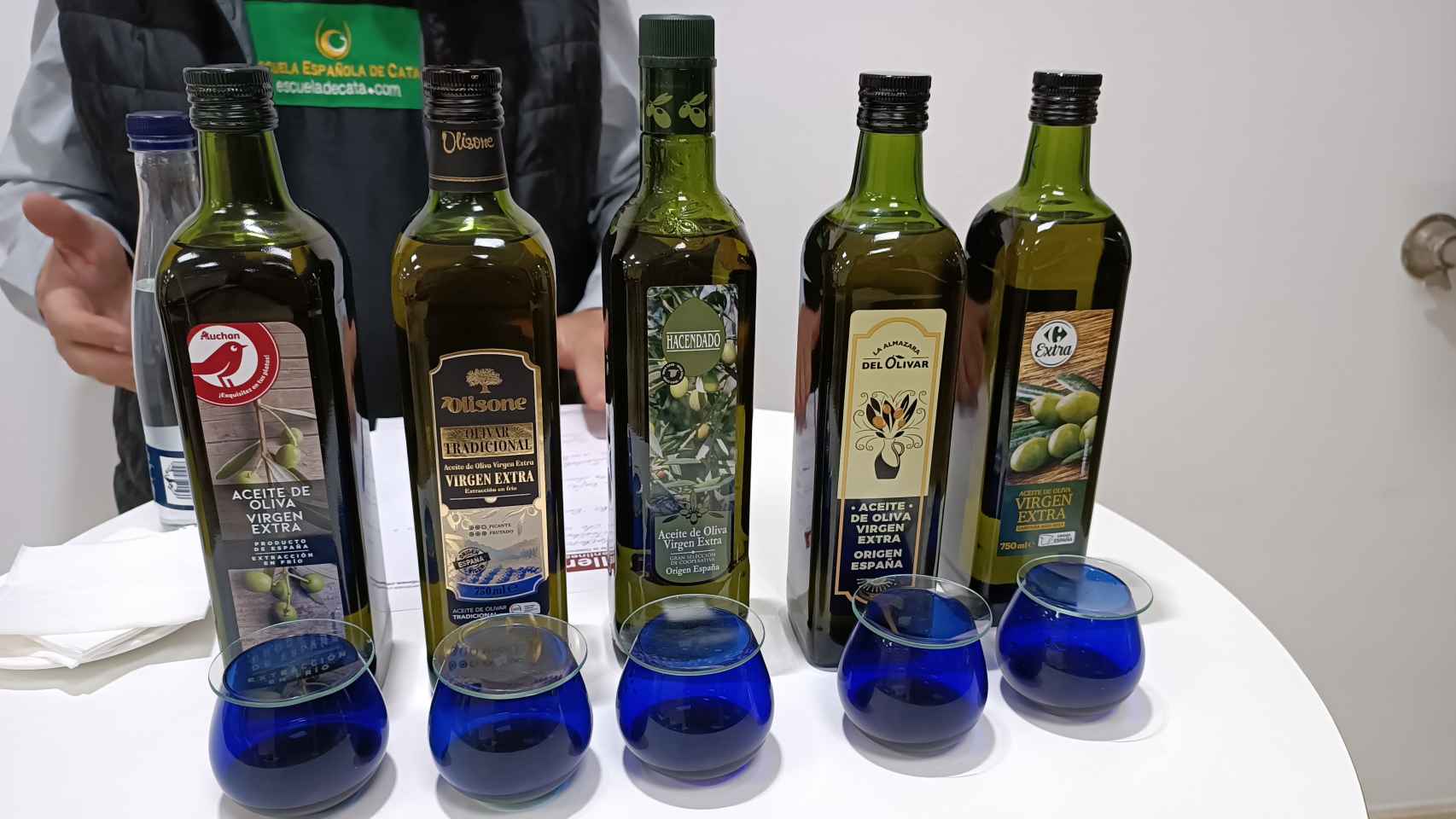 Los cinco aceites de oliva virgen extra, tras concluir la cata.