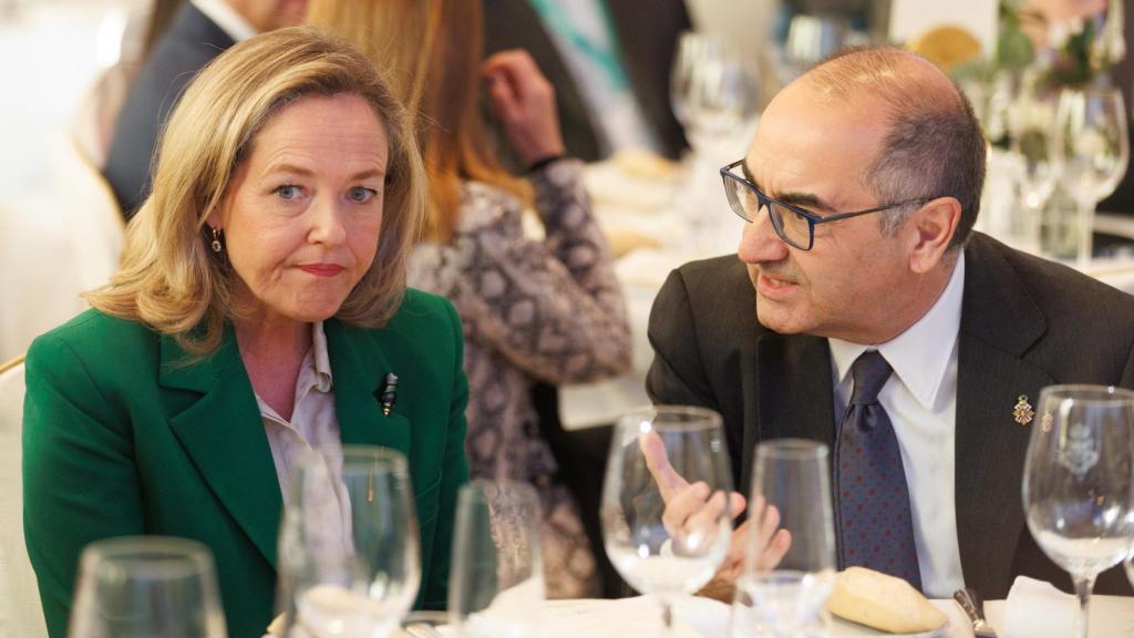 La vicepresidenta primera y ministra de Asuntos Económicos y Transformación Digital, Nadia Calviño, y el presidente del Spain Investors Day, Benito Berceruelo, conversan durante el almuerzo-coloquio en la XIII Edición del Foro Spain Investors Day