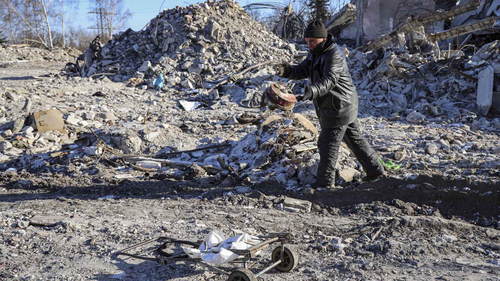 Ruinas de la escuela utilizada por los soldados rusos en Makiivka, Donetsk, y que fue bombardeada por el Ejército ucraniano.