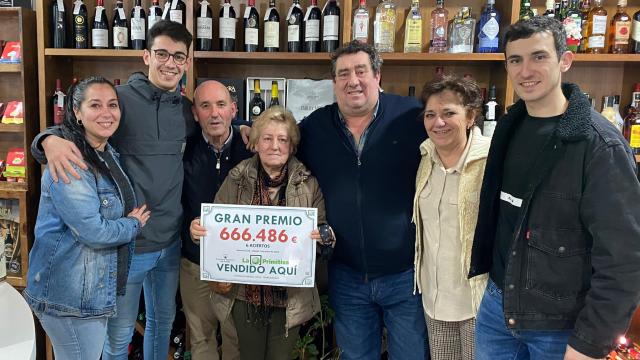 En el medio, Amparo. A su derecha, Paco, su marido, y a su izquierda, Manuel, el lotero.