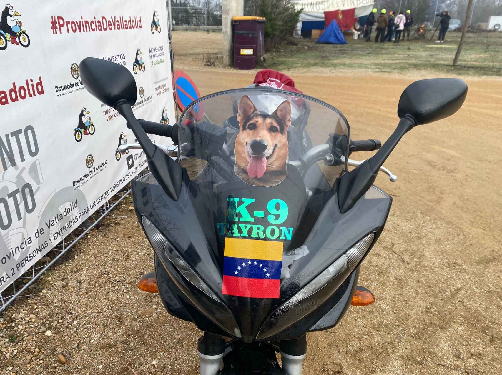 La moto con la imagen del perro