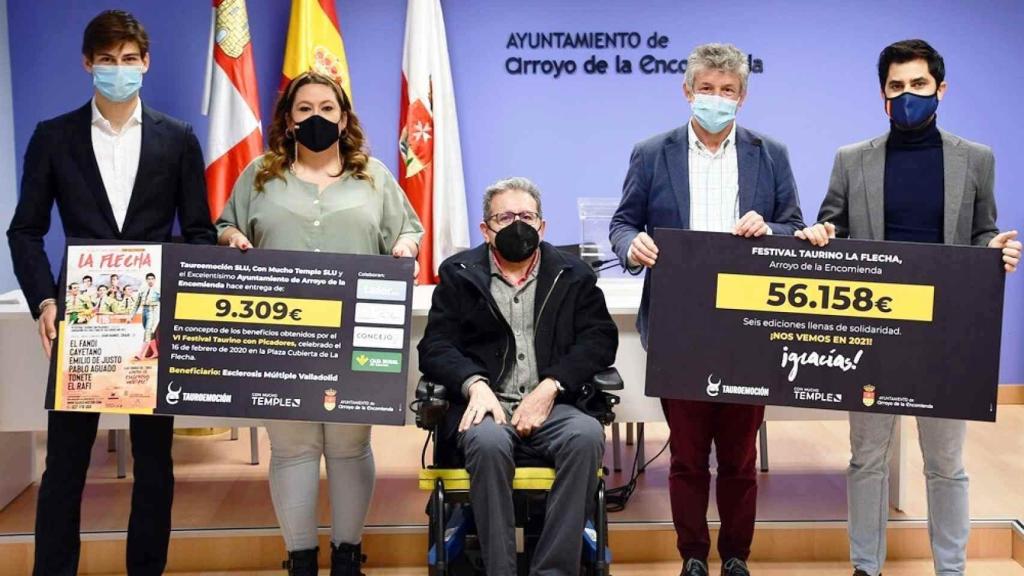 Momento de la entrega de los beneficios del festival de 2020.