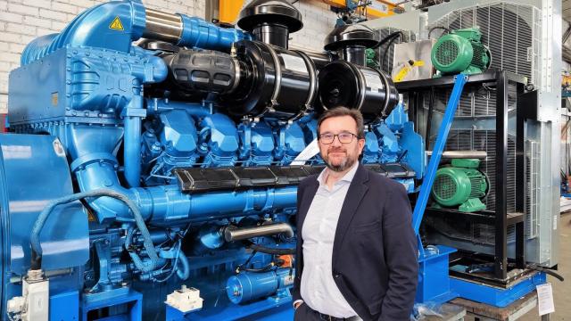 Jaime Castro, director comercial de Electra Molins, junto a uno de sus grupos electrógenos.