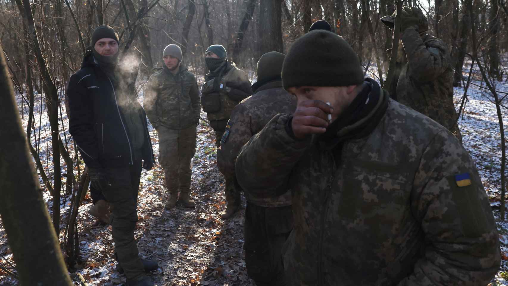 El ejército ucraniano, de la 43.ª Brigada de Artillería Pesada espera en el bosque después de disparar un obús alemán Panzerhaubitze 2000, mientras continúa el ataque de Rusia a Ucrania, cerca de Soledar, Ucrania.