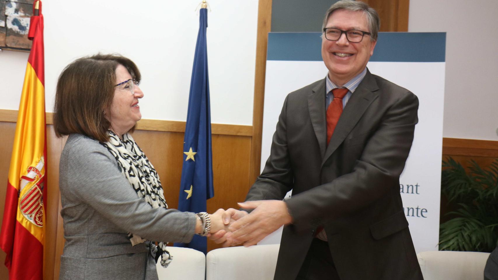 Amparo Navarro y Javier Díez, tras la firma del convenio.