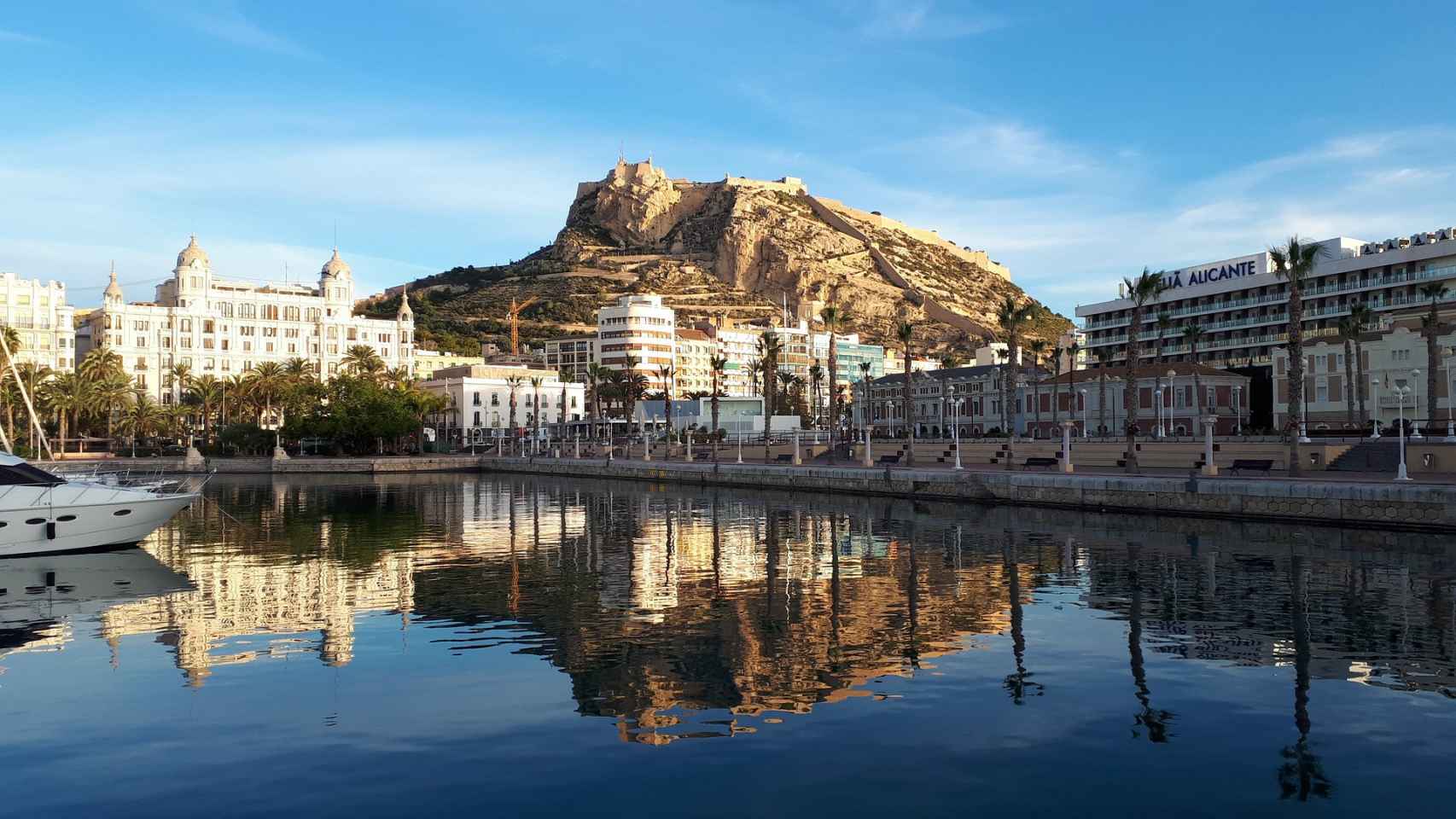 El Puerto de Alicante, con el Castillo de Santa Bárbara al fondo.