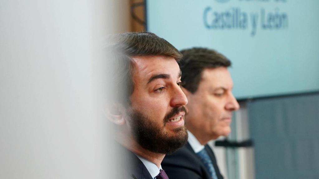 El vicepresidente de la Junta de Castilla y León, Juan García-Gallardo, junto al portavoz Fernández Carriedo