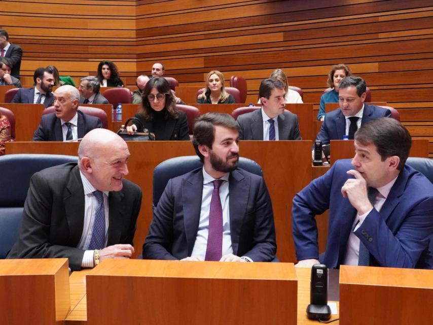 El consejero de la Presidencia, Jesús Julio Carnero, el vicepresidente, Juan García-Gallardo, y el presidente, Alfonso Fernández Mañueco, en el pleno de este jueves en las Cortes.