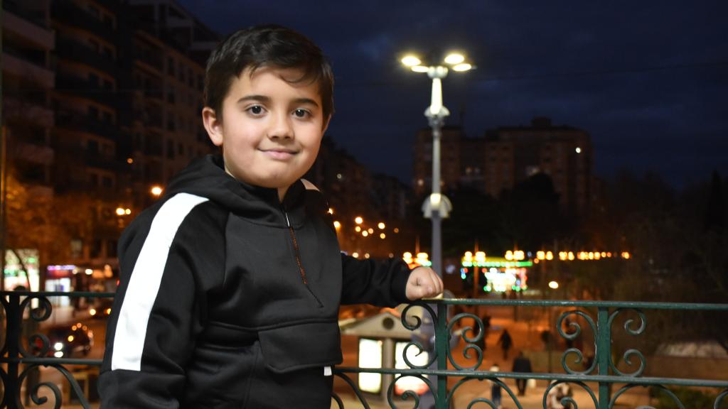 Manuel, con el parque de la Marina al fondo