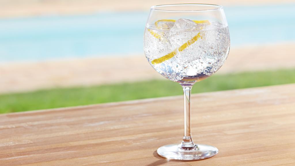 Un gin tonic junto a la piscina.