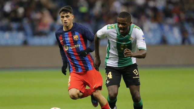 Pedri persigue a William Carvalho en la segunda parte.