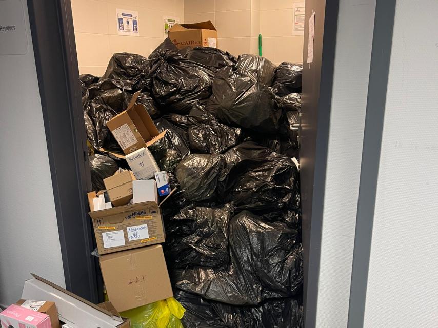 Un cuarto del Hospital Universitario de Toledo, lleno de basura.