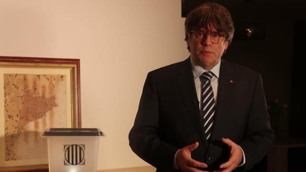 Carles Puigdemont durante su mensaje institucional emitido anoche desde Waterloo (Bélgica).