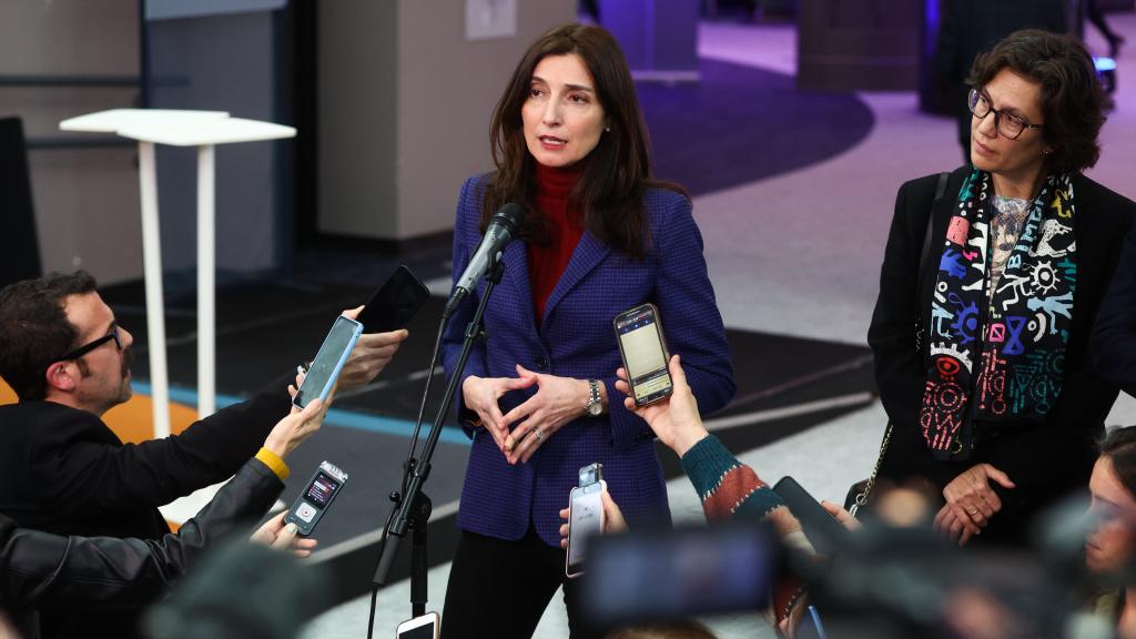 Pilar Llop, ministra de Justicia, atiende a los medios en la sede del Parlamento Europeo, en Bruselas.