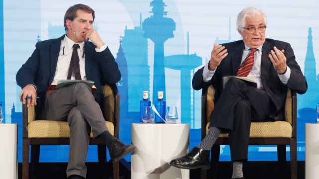 El presidente de Cofides, José Luis Curbelo, y el secretario general de Asuntos Económicos y G20 en Gabinete de la Presidencia, Manuel de la Rocha, durante el Spain Investors Day.