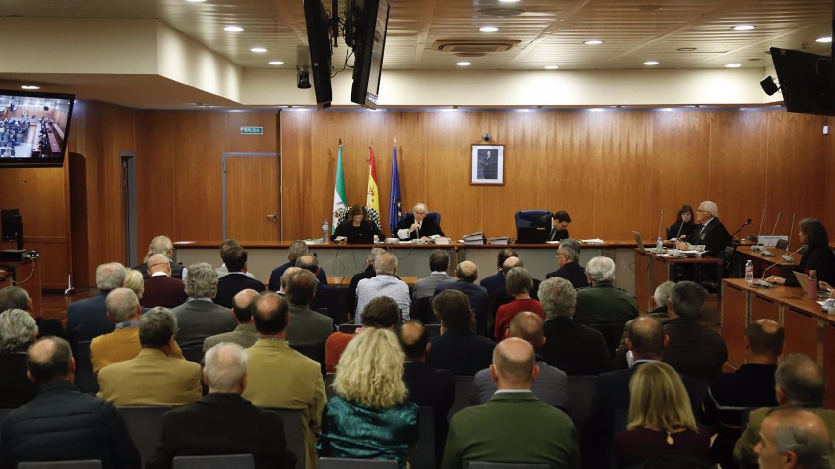 Tribunal y acusados en el juicio del caso 'Astapa', sobre la presunta corrupción política y urbanística en Estepona.