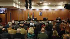 Tribunal y acusados en el juicio del caso 'Astapa', sobre la presunta corrupción política y urbanística en Estepona.