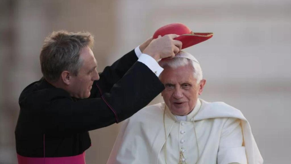 El secretario personal de Benedicto XVI, Georg Gänswein, junto al papa alemán.