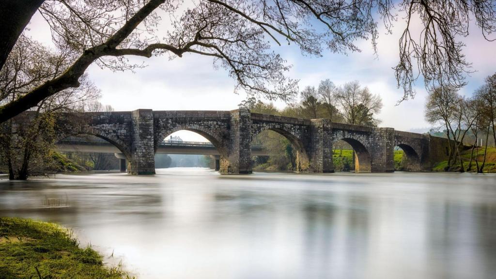 Puente medieval Pontevea sobre el río Ulla.