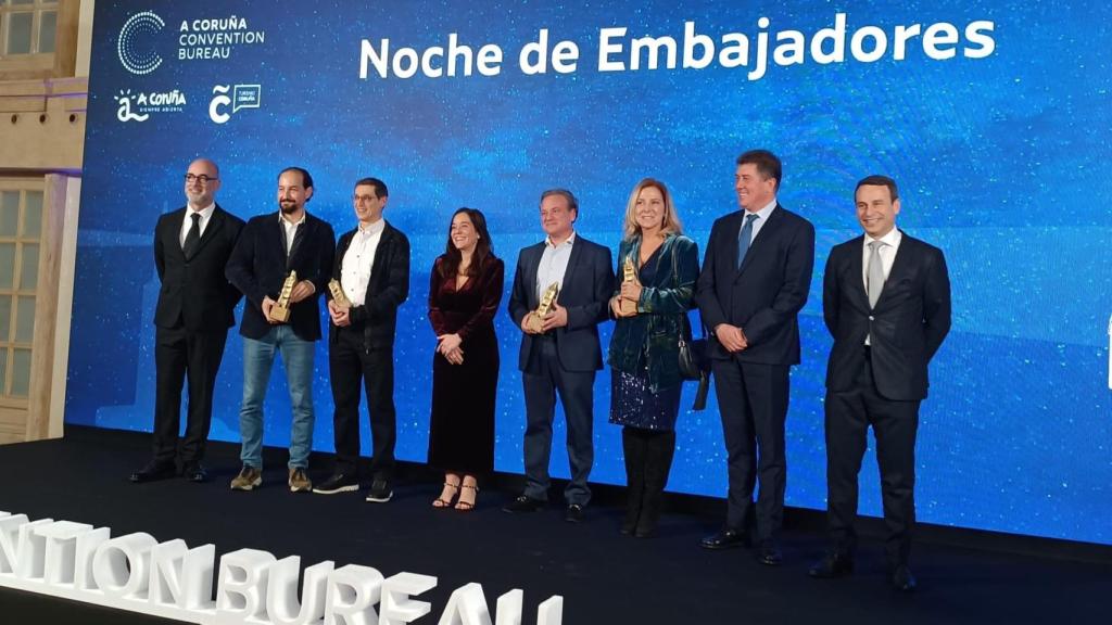 Foto de familia con los premiados en la Noche de Embajadores de A Coruña Convention Bureau.
