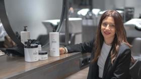 Marina Allegue junto a su gama de productos capilares