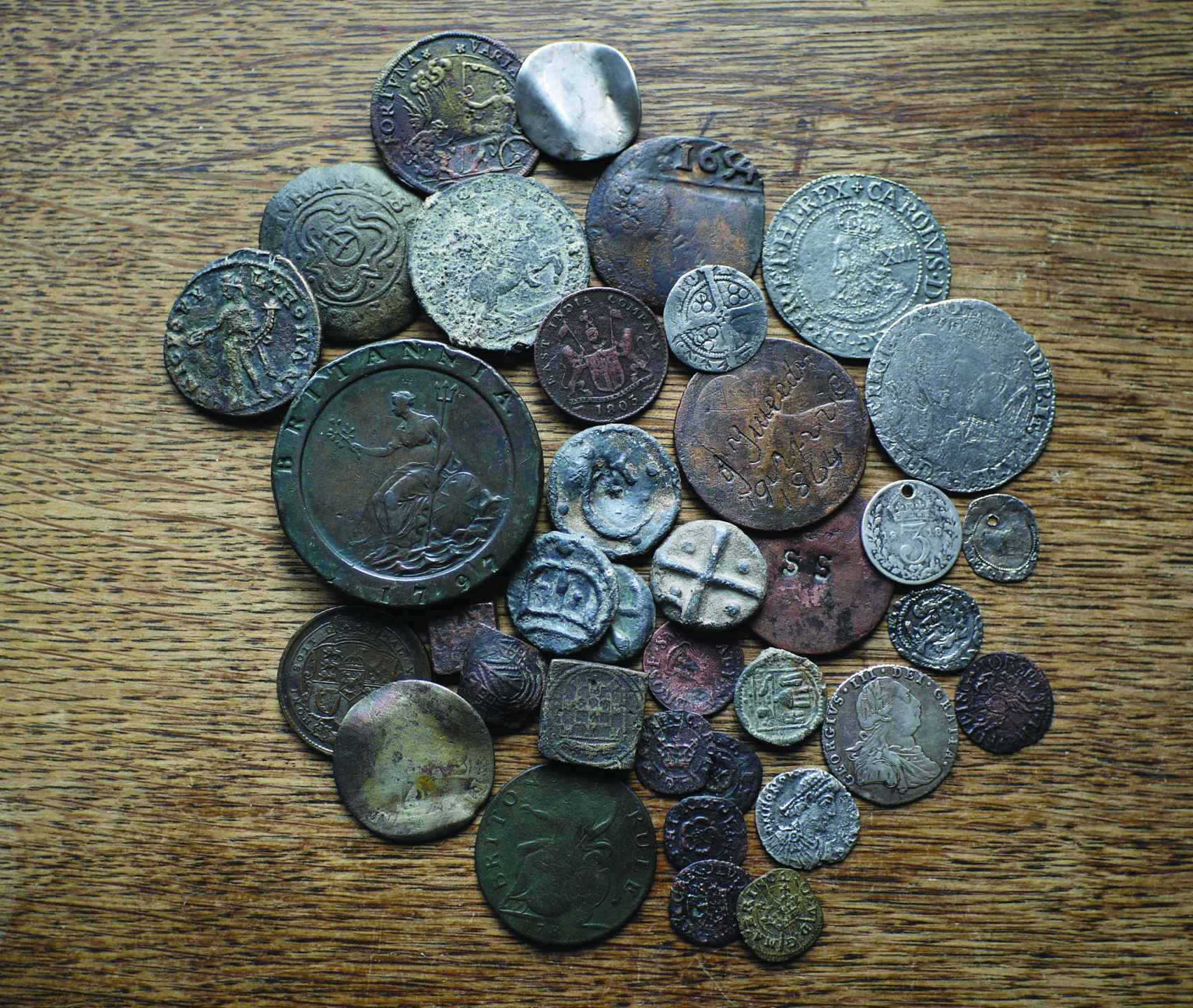 Monedas de plata estaño y cobre que van del periodo romano al siglo XIX.