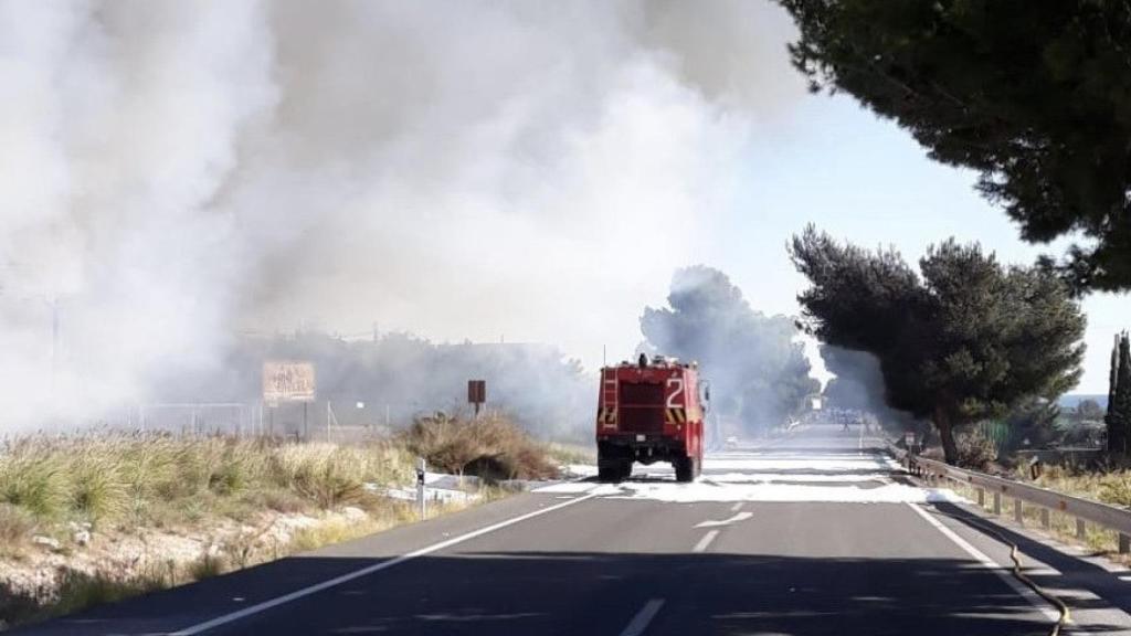 Un incendio calcina la ropa acumulada en un vertedero junto al aeropuerto de Alicante-Elche, en 2019.