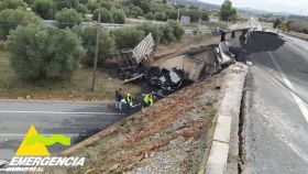 El camión accidentado se ha precipitado desde un viaducto. Foto: SCIS Ciudad Real.