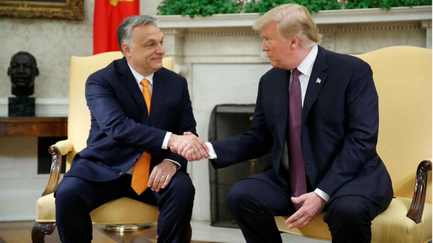 El presidente estadounidense Donald Trump (derecha) estrecha la mano del primer ministro húngaro Viktor Orban (izquierda) durante su encuentro en la Casa Blanca, en Washington, el 13 de mayo de 2019.