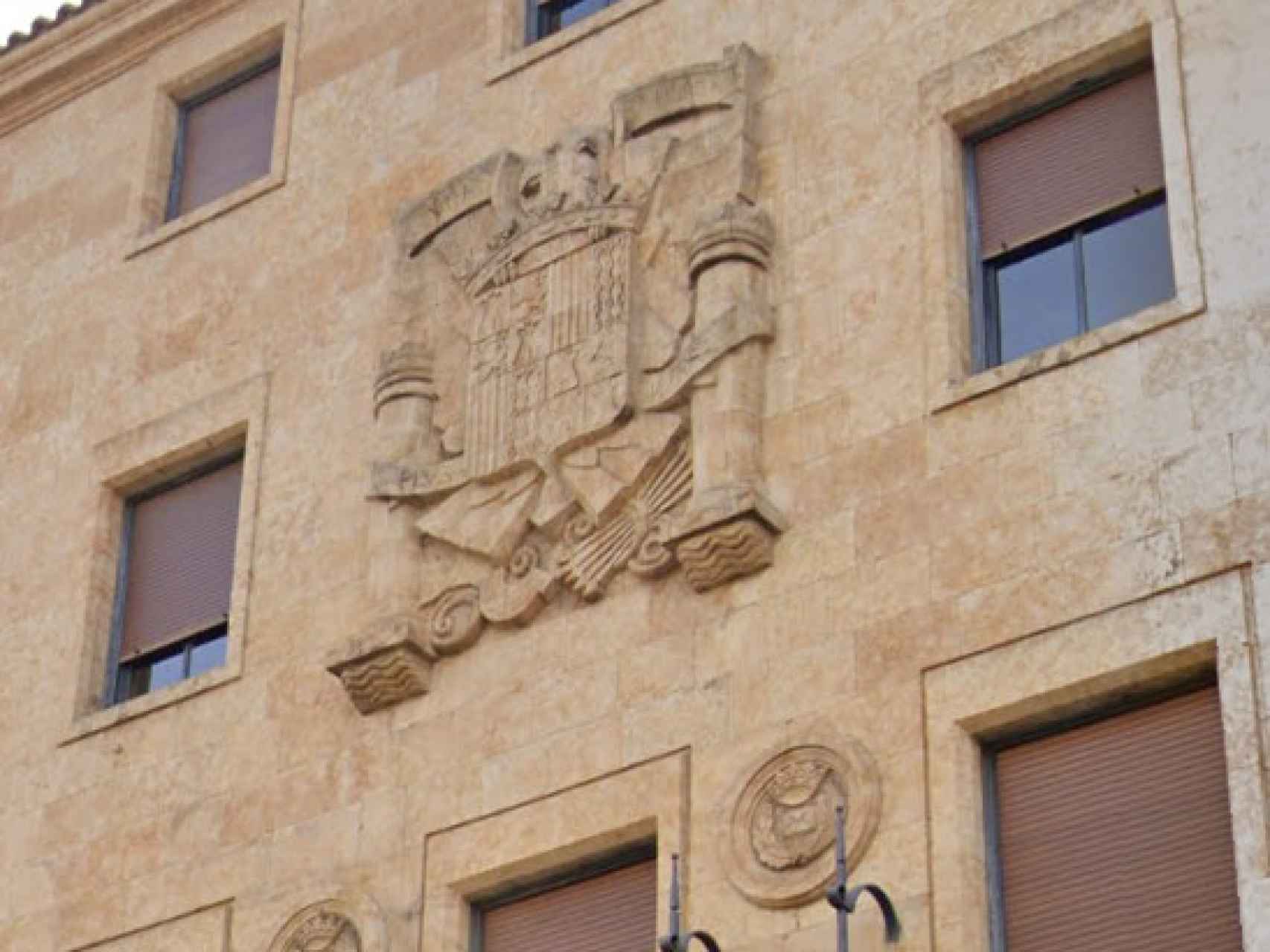 El escudo del Águila de San Juan del edificio de Correos en Salamanca.