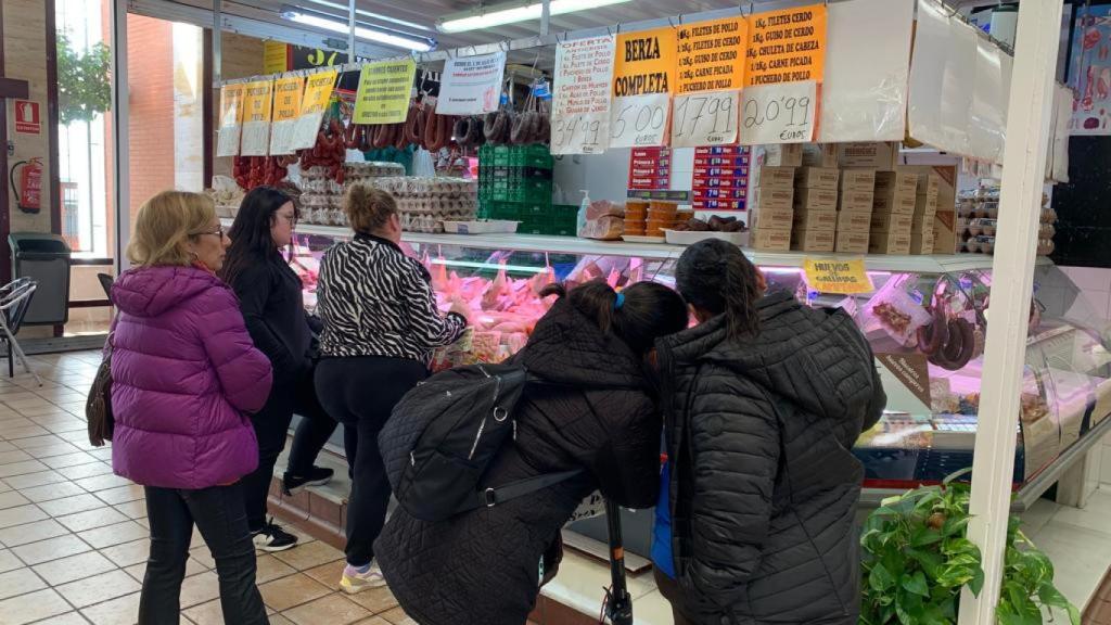 La clientela guarda cola frente a una carnicería, cuyos productos no están sujetos a la reducción del IVA.