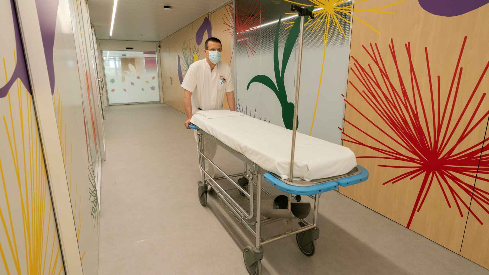 Un sanitario empujando una camilla en el Pediatric Cancer Center Barcelona, que pertenece al Hospital Sant Joan de Déu.