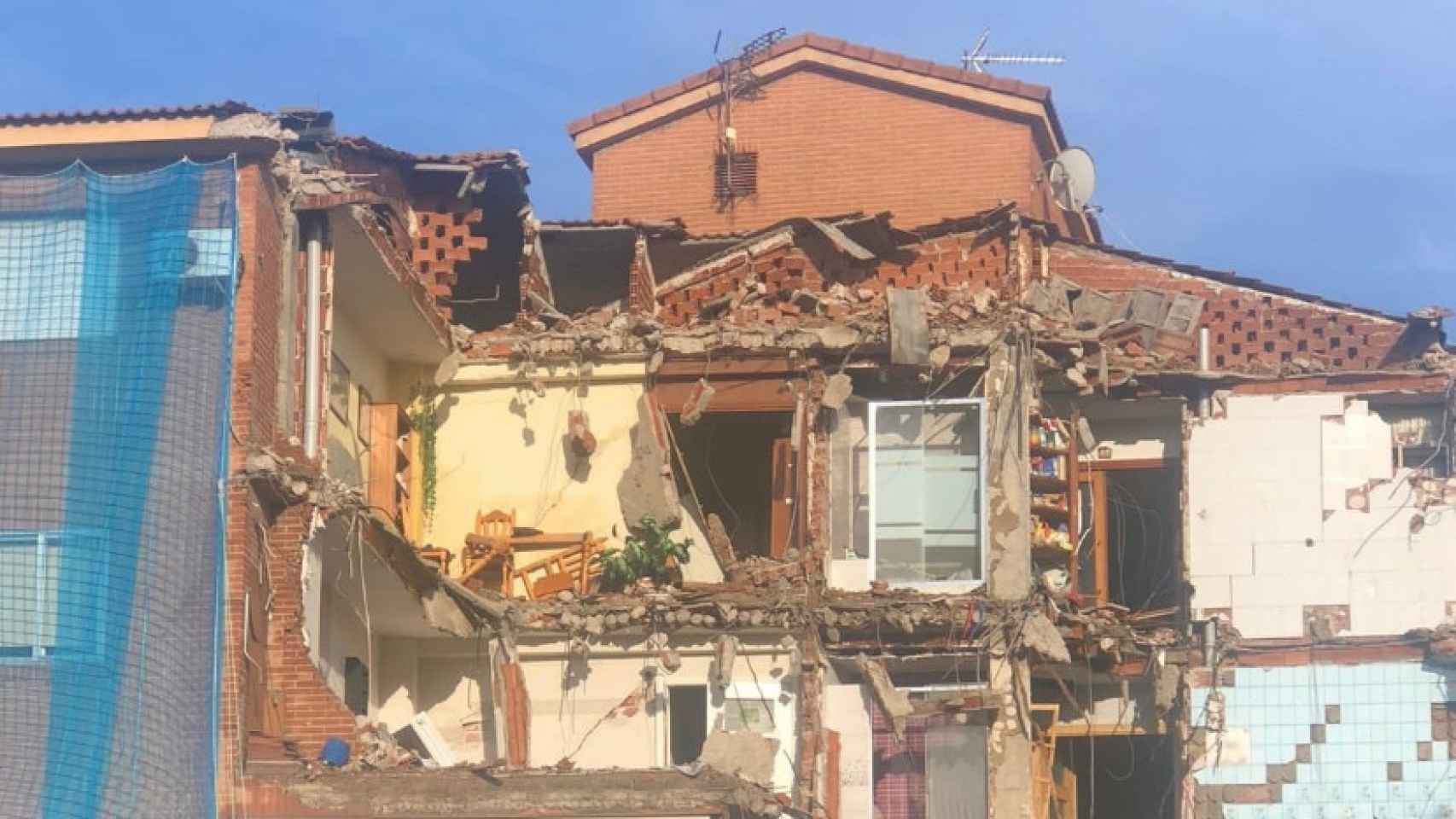 Demolición de los edificios en las calles Presa y Rafael Alberti con el mobiliario dentro.
