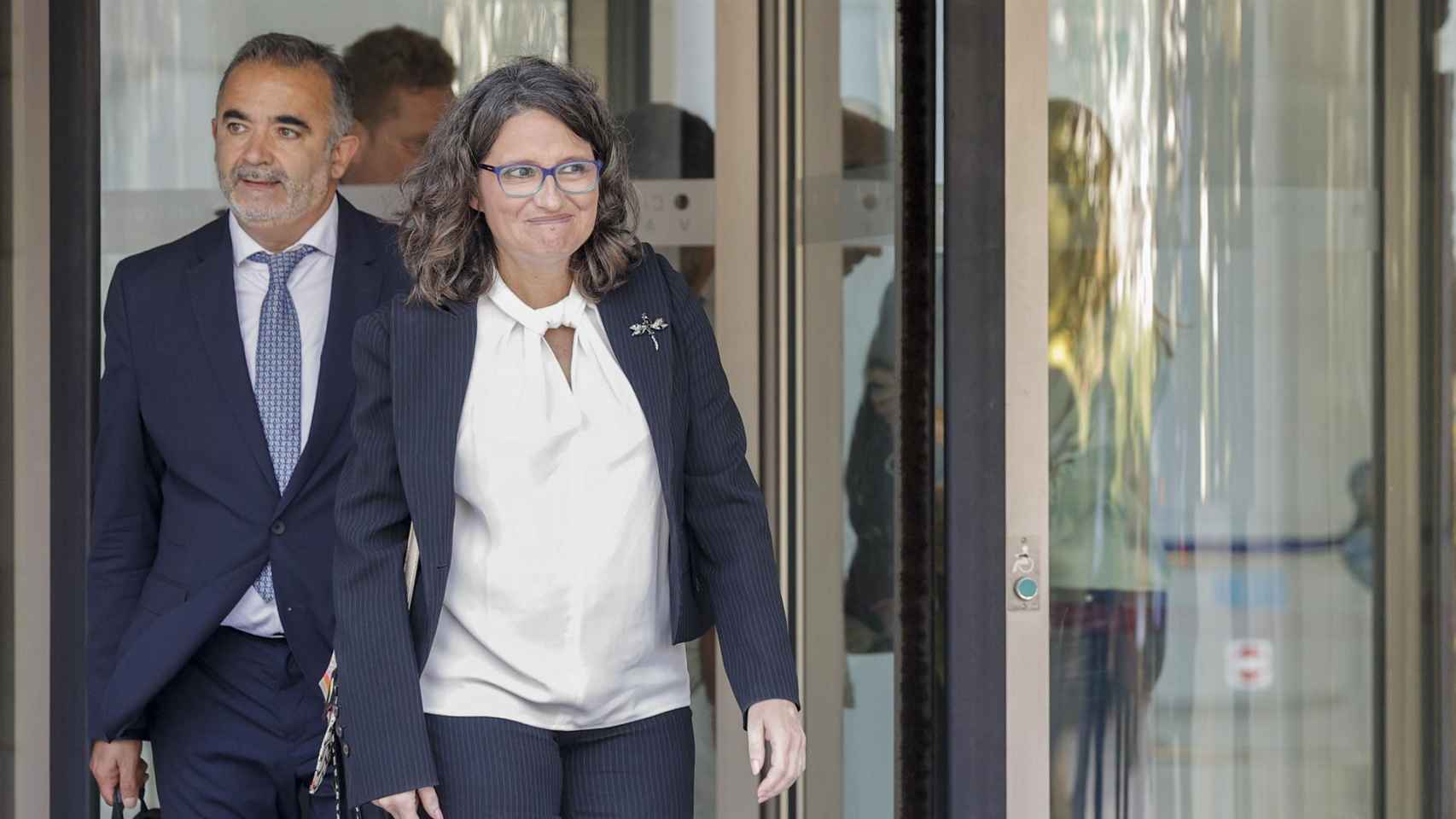 Mónica Oltra, junto a su abogado al salir del juzgado tras declarar como imputada. Efe / Manuel Bruque