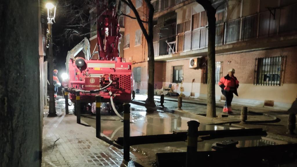 Una maquina inyectando hormigón en el subsuelo de San Fernando de Henares.