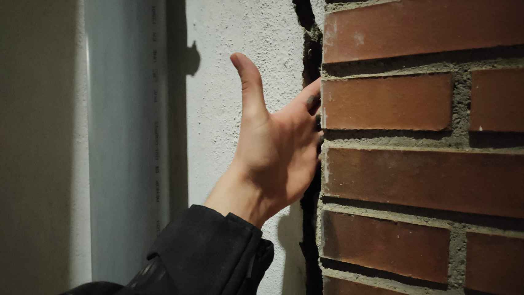 La mano de este reportero cabe en una grieta de una fachada.