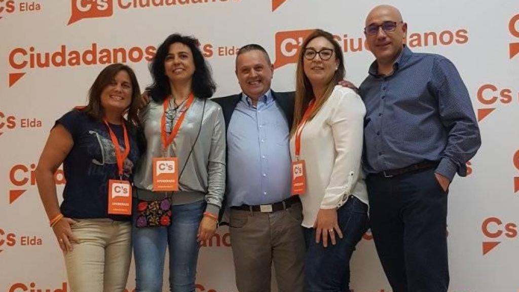 Paco Sánchez, en el centro, con los concejales de Cs en Elda.