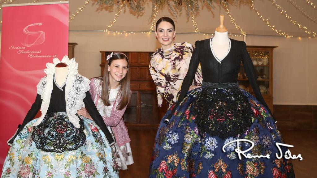 Inés Llavador y Belén Mora, en la presentación de su indumentaria como Belleas del Foc.