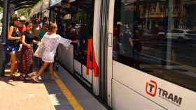 Los transportes, como el TRAM de Alicante,  se reducen con menor intensidad que en España.