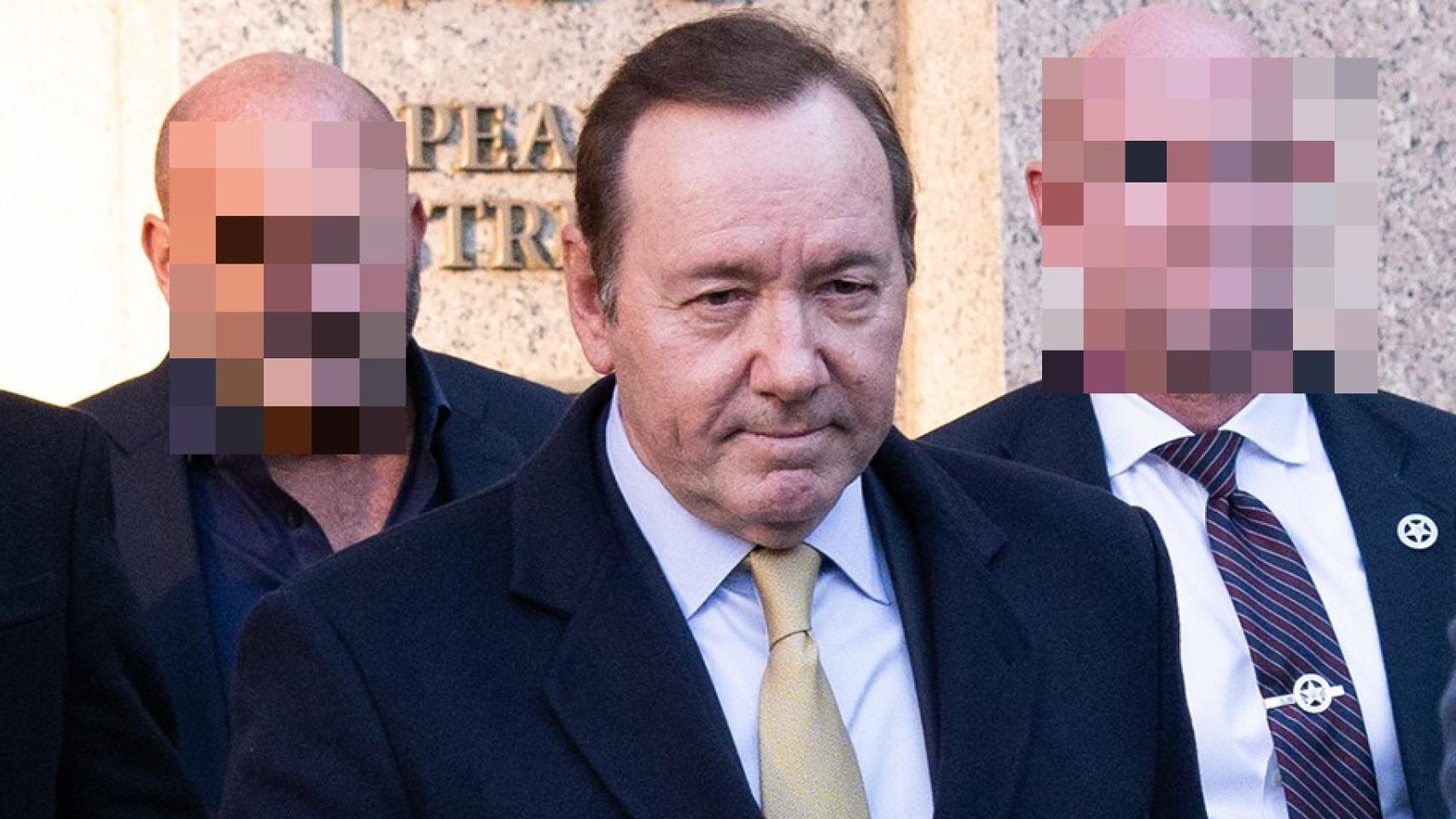 El afamado actor Kevin Spacey saliendo de los juzgados en Nueva York, en octubre de 2022.